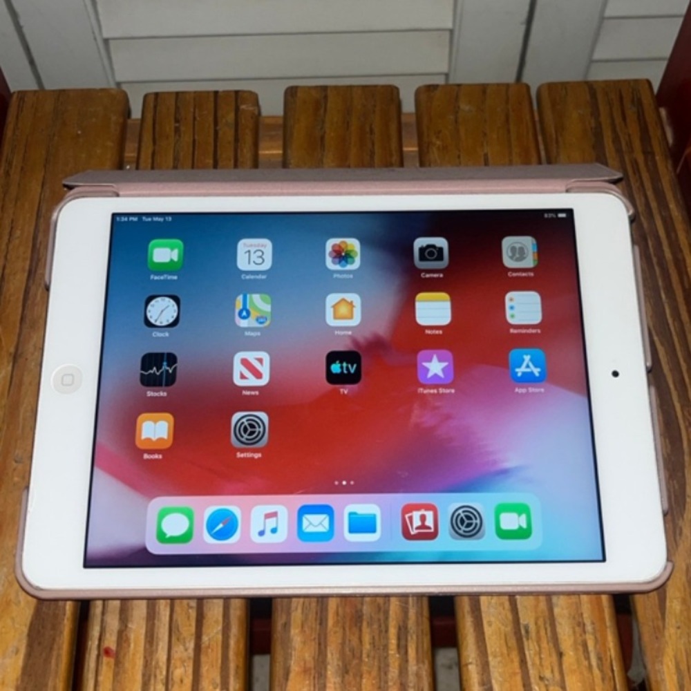 Apple IPad 5 Generation. Good for Children and Adults with Daily Tasks.👌
